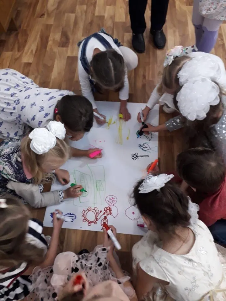 Раннее эстетическое развитие. Праздник ко Дню Музыки.Дети рисуют общую картину.